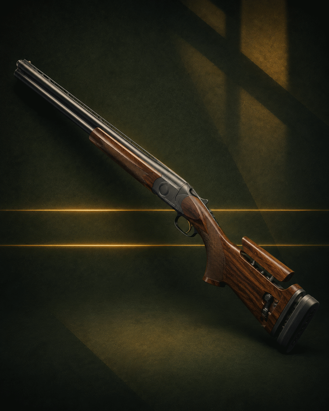 Fusil superposé de compétition avec busc réglable et plaque de couche ventilée, crosse en bois, présenté sur fond sombre traversé de faisceaux dorés.