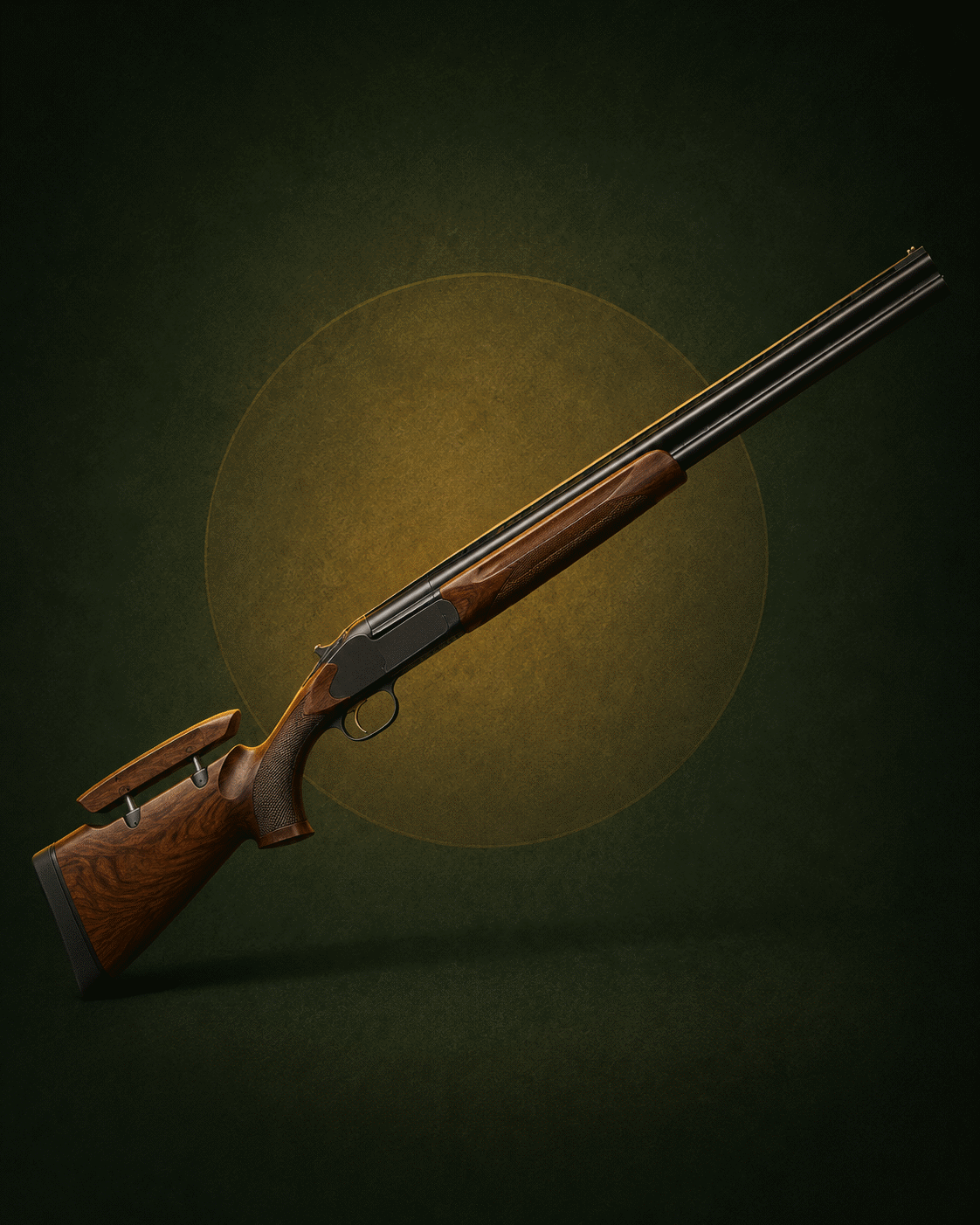 Fusil superposé à crosse en bois, arme de ball-trap typique, présenté en diagonale sur fond stylisé vert et doré.