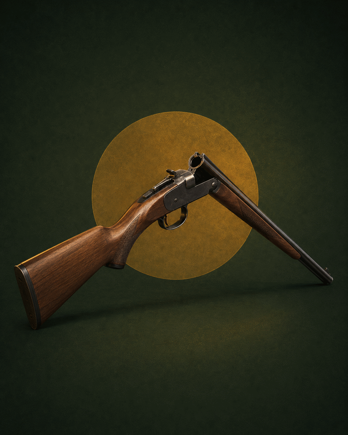 Fusil monocoup à bascule, canon ouvert vers le bas révélant la chambre, crosse en bois, sur fond stylisé vert et doré.