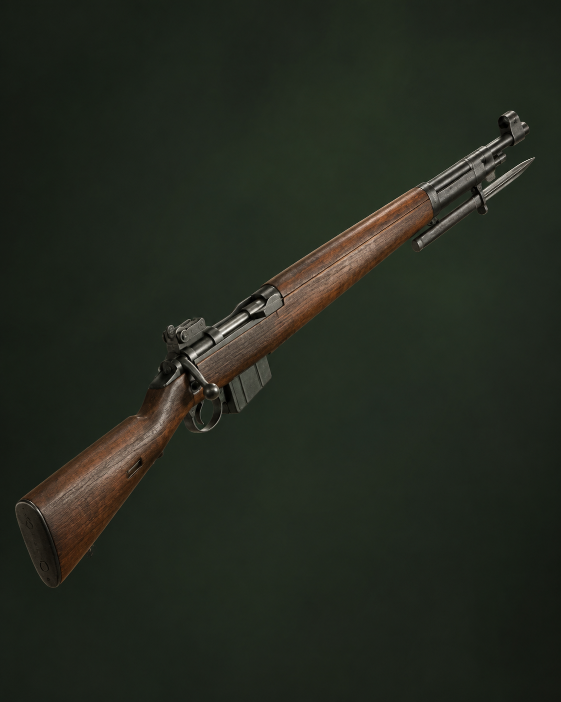 Carabine à verrou avec baïonnette fixée au canon, crosse en bois, présentée en diagonale sur fond vert sombre uni.