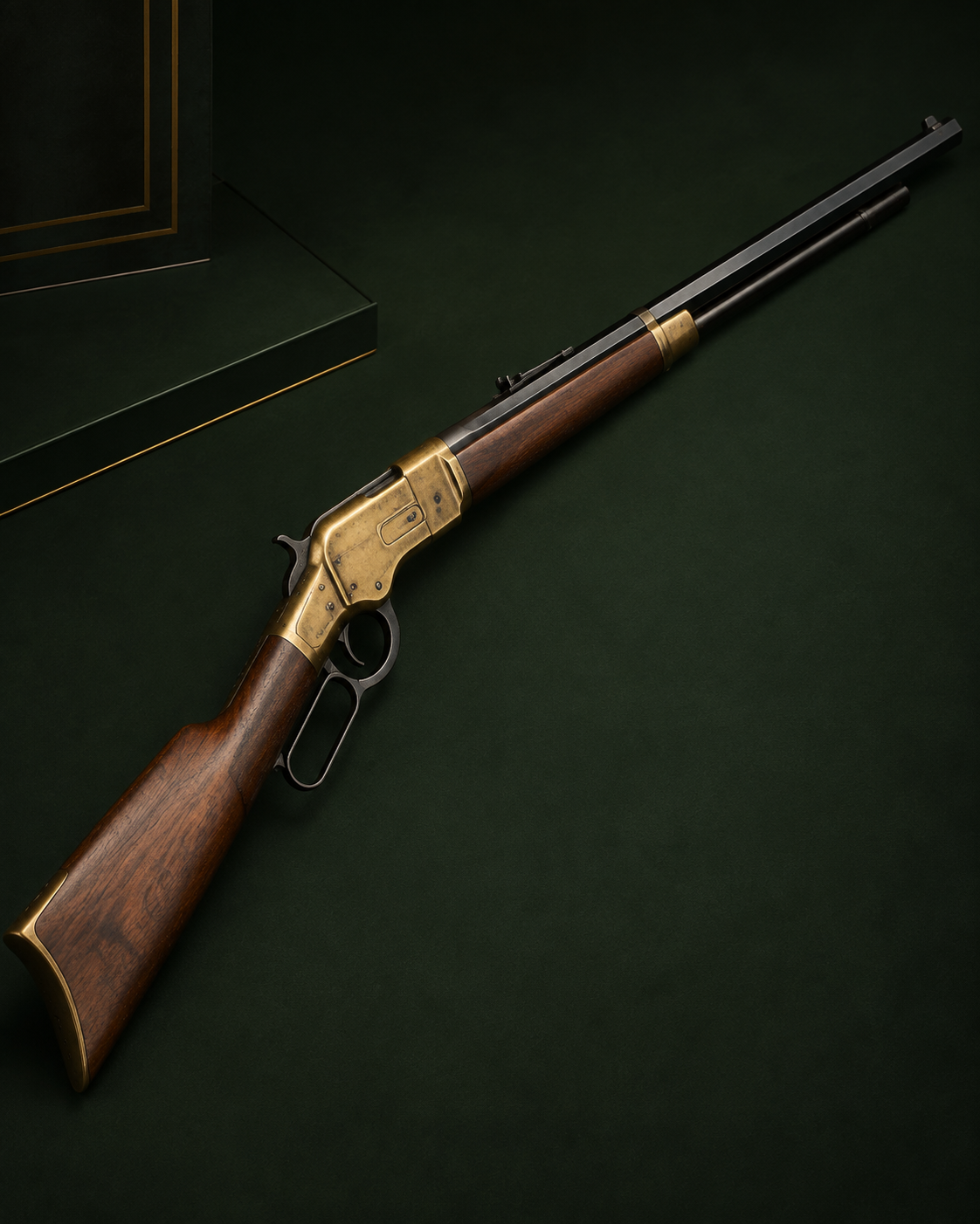 Carabine à levier de sous-garde de type Winchester 1873, carcasse en laiton et crosse en bois, présentée en diagonale sur fond vert sombre.